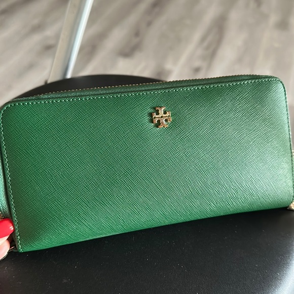 Tory Burch Handbags - Tory Burch Zip Wallet - Saffiano Leather - rare find in Kelly Green!